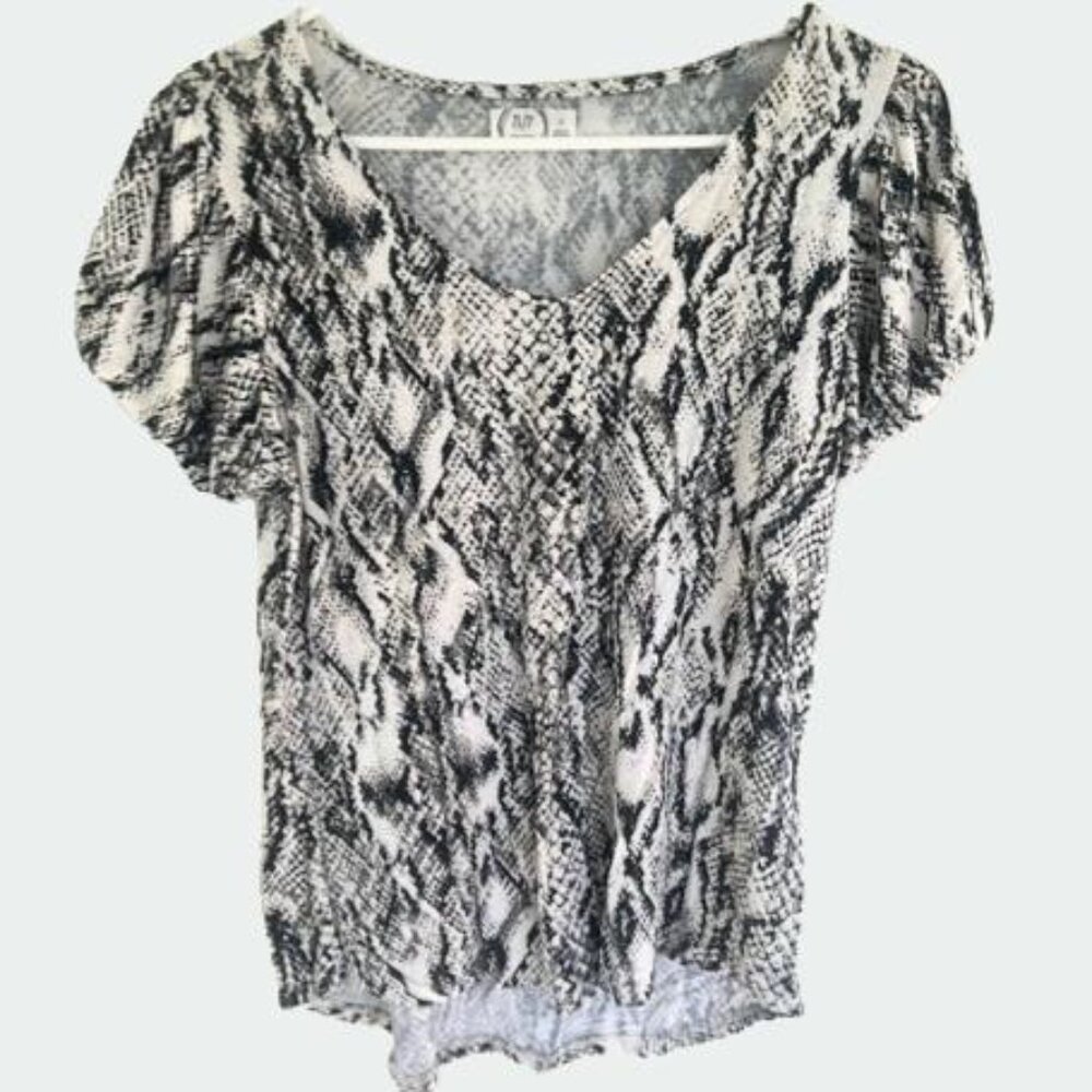 Sz Small Maurices 24/7 Bubble Sleeve Snake Skin Print Top (black and white)